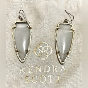 KENDRA SCOTT Sky Arrowhead Gold Translucent Cat’s Eye Gray Earrings